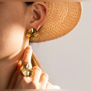 Gold-Plated Circular Pleated Textured Stud Ring